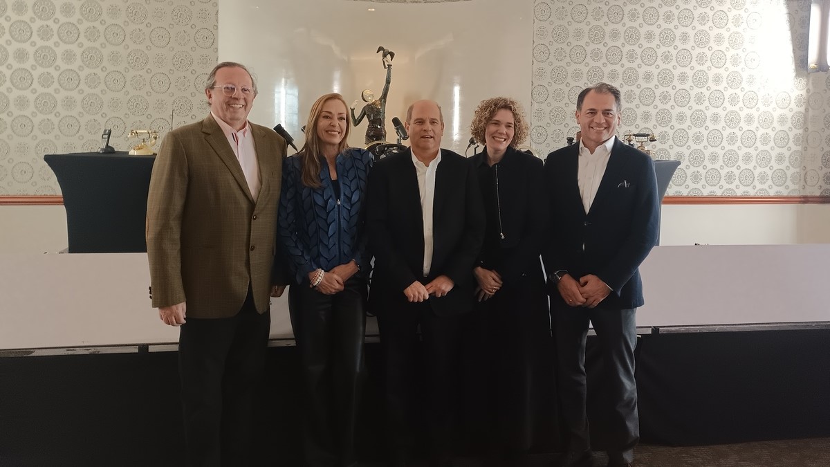 Ricardo Galán, fundador del medio digital Libreta de Apuntes - Catalina Escobar Restrepo, Presidente de la Fundación Juanfe - Gerente General de la Compañía Eléctrica de Sochagota (CES) - Andrea Escobar Vilá, directora ejecutiva de la Fundación Empresarios por la Educación; Andrés Wolf, gerente general de la Compañía Eléctrica de Sochagota (CES); Catalina Escobar Restrepo, presidente de la Fundación Juanfe; y Fabián Hernández, presidente CEO de Telefónica Movistar Colombia