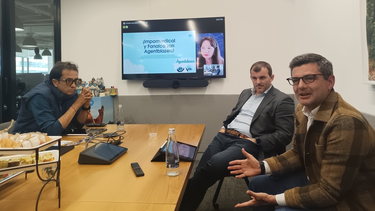 Álvaro Lozano, director general de Impormedical; Charly Arguindegui, Head of Growth Market de Salesforce Latam; y Alejandro Aguirre, director regional de ventas de Salesforce.