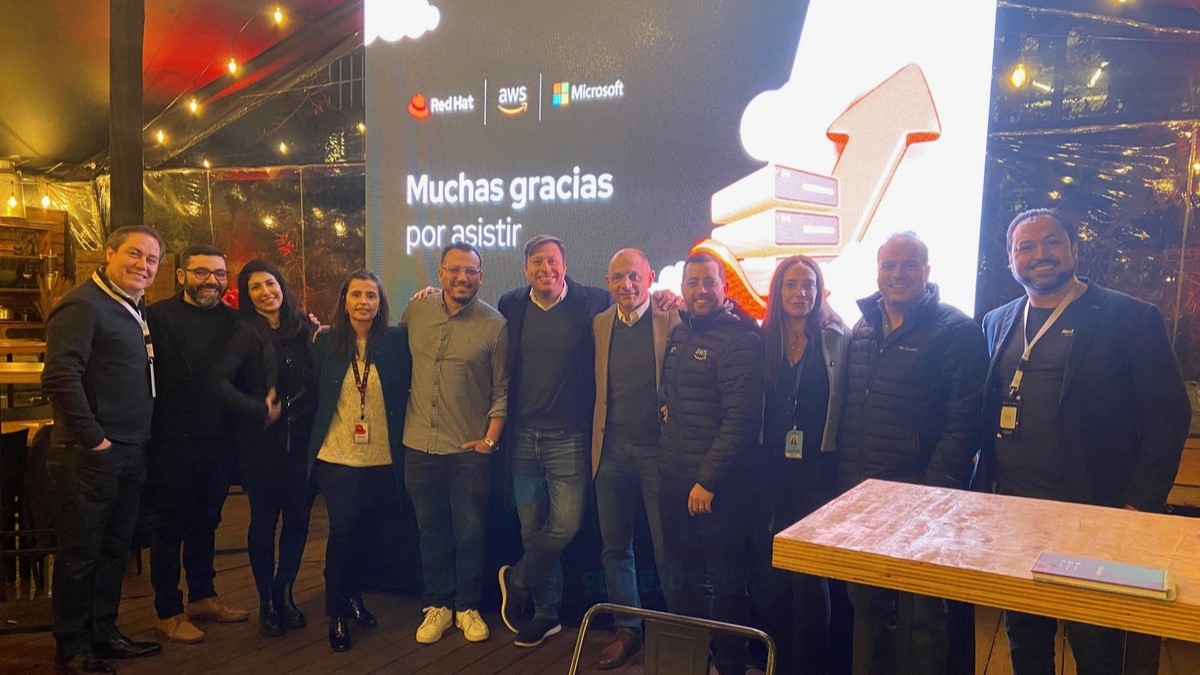 Equipo de Red Hat y AWS de Chile, organizadores del evento 'Hybrid Cloud with Red Hat'.