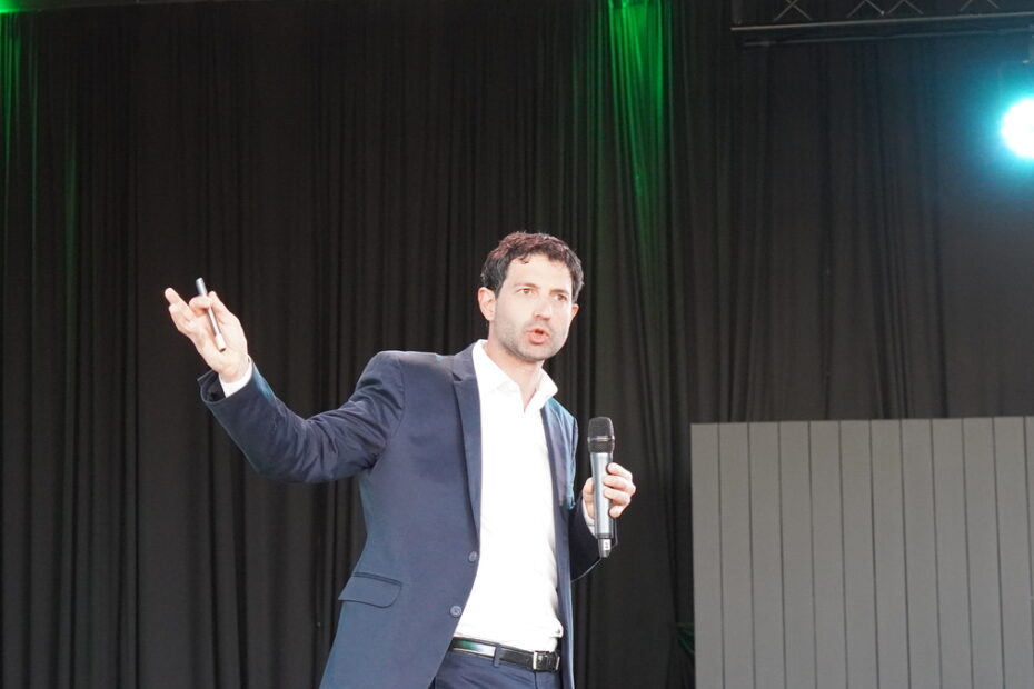 Sebastián González, gerente de Marketing Digital Energy para APU en Schneider Electric.
