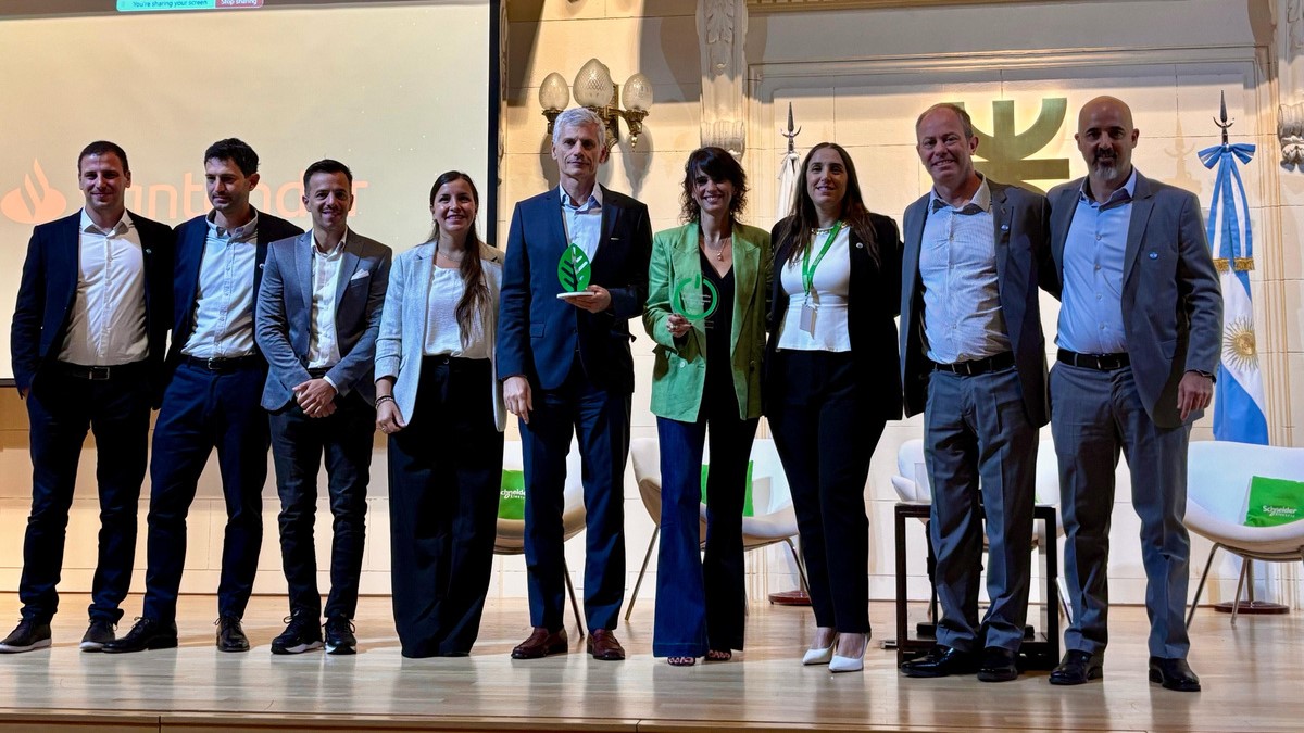 La iniciativa incluyó la adopción de energías renovables, eficiencia energética, movilidad sustentable y certificaciones internacionales. El banco logró reducir un 70% su huella operacional y abastecerse 100% con energía limpia.