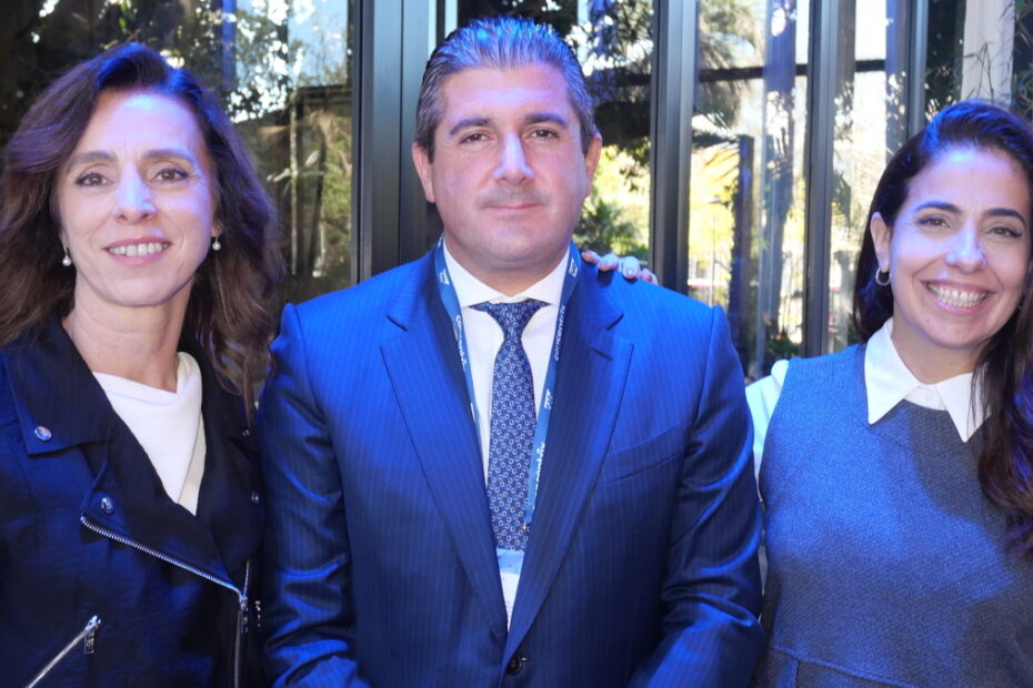 Claudia Boeri, presidente MCA Latam, y Adriana Aroulho, presidente Latin America & Caribbean de SAP, rodean a Daniel Ketchibachian, CEO de Aeropuertos Argentina 2000 en Buenos Aires