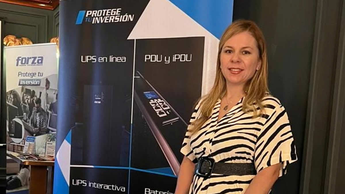 Erika Puerta, Territory Manager para Cono Norte de Forza Power Technologies. La Mini Titán FPP-T100 combina portabilidad extrema y la capacidad para brindar corriente a múltiples dispositivos de uso cotidiano, como celulares, tablets, laptops o drones, entre otros.