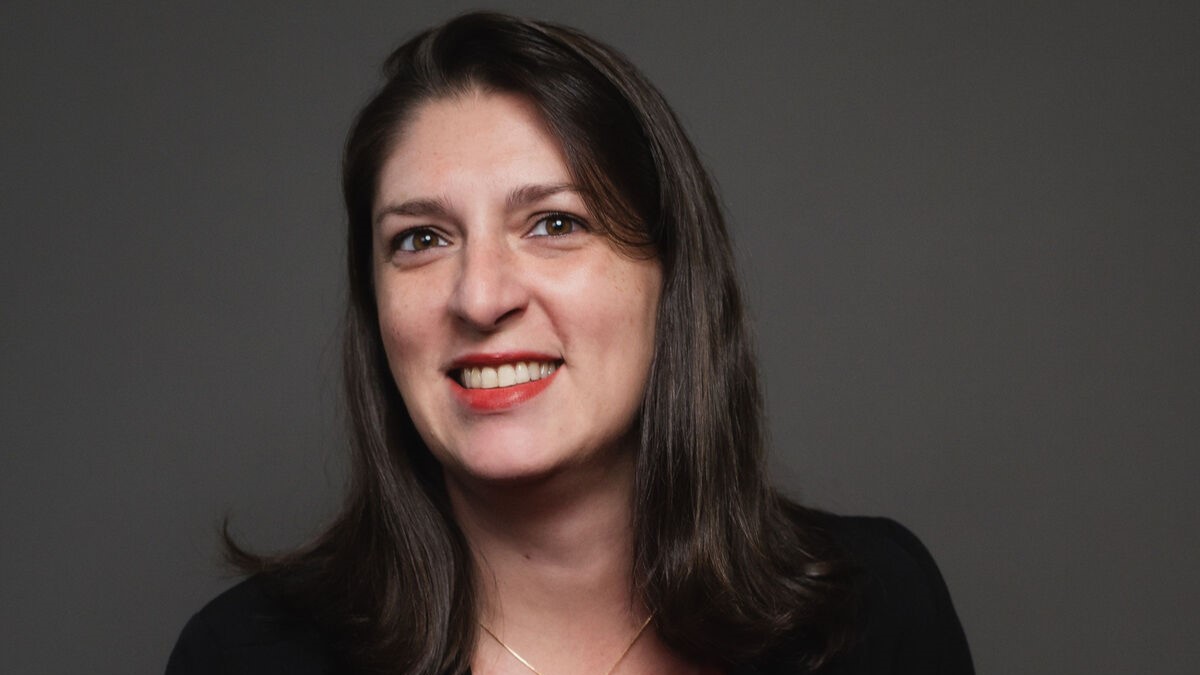 de Andrea Cavallari, Directora Sr. de Servicios para Latinoamérica en Red Hat. A partir de datos de estudios de McKinsey y Deloitte, propone claves concretas para líderes: fomentar un propósito compartido, romper silos, practicar un liderazgo empático y poner de verdad a las personas en el centro para lograr equipos cohesionados y de alto desempeño.