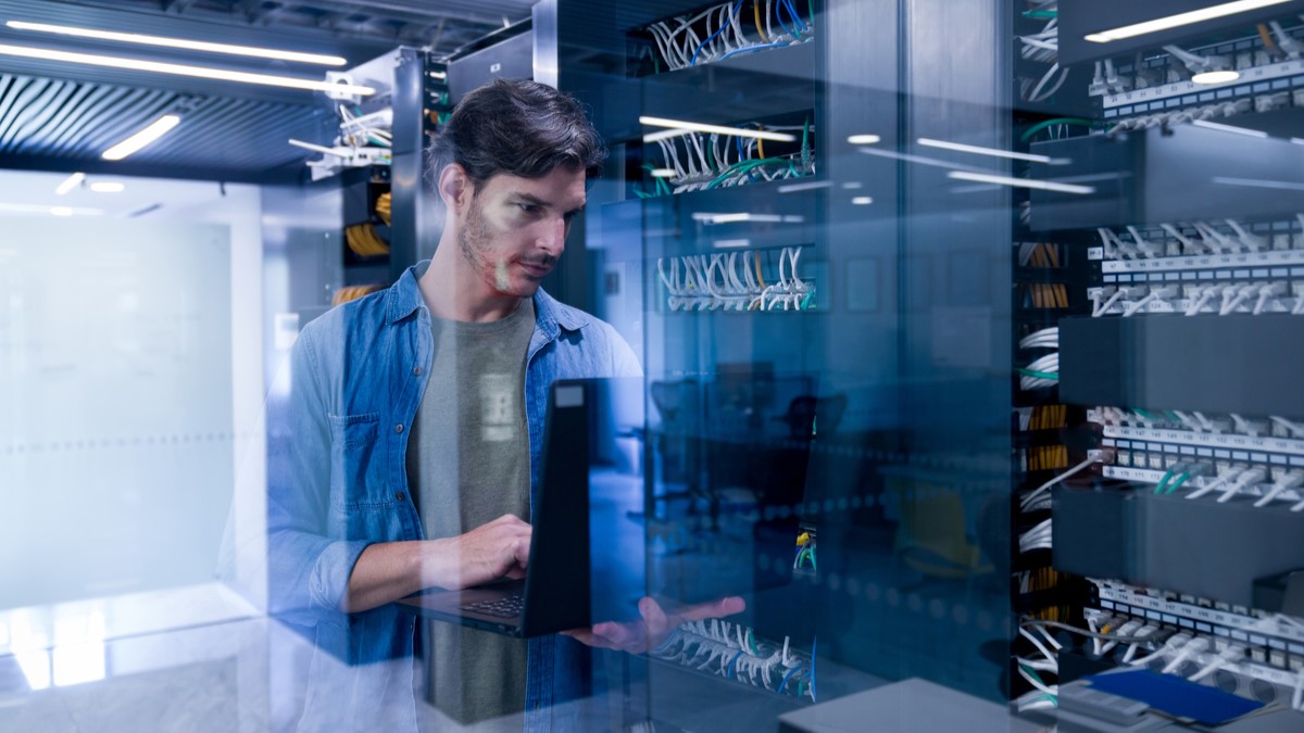 La Inteligencia Artificial (IA) acelera la infraestructura y exige enfriar centros de datos con bajas emisiones, según expertos en DataCool 2025 de Schneider Electric.