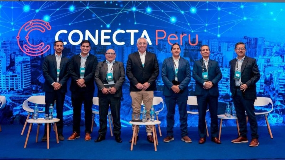 Panel 'Tendencias en conectividad y banda ancha', con Franco Ferrari, director Comercial en Internet para Todos; Luis Acuña, director Negocio B2C en Movistar Perú; Obed Dionisio Del Pino, CEO en GlobalFiber Perú; Victor Jauregui, VP Comercial en WIN Internet; Christian Chee Cucalon, VP Desarrollo Negocios en Gilat Perú.