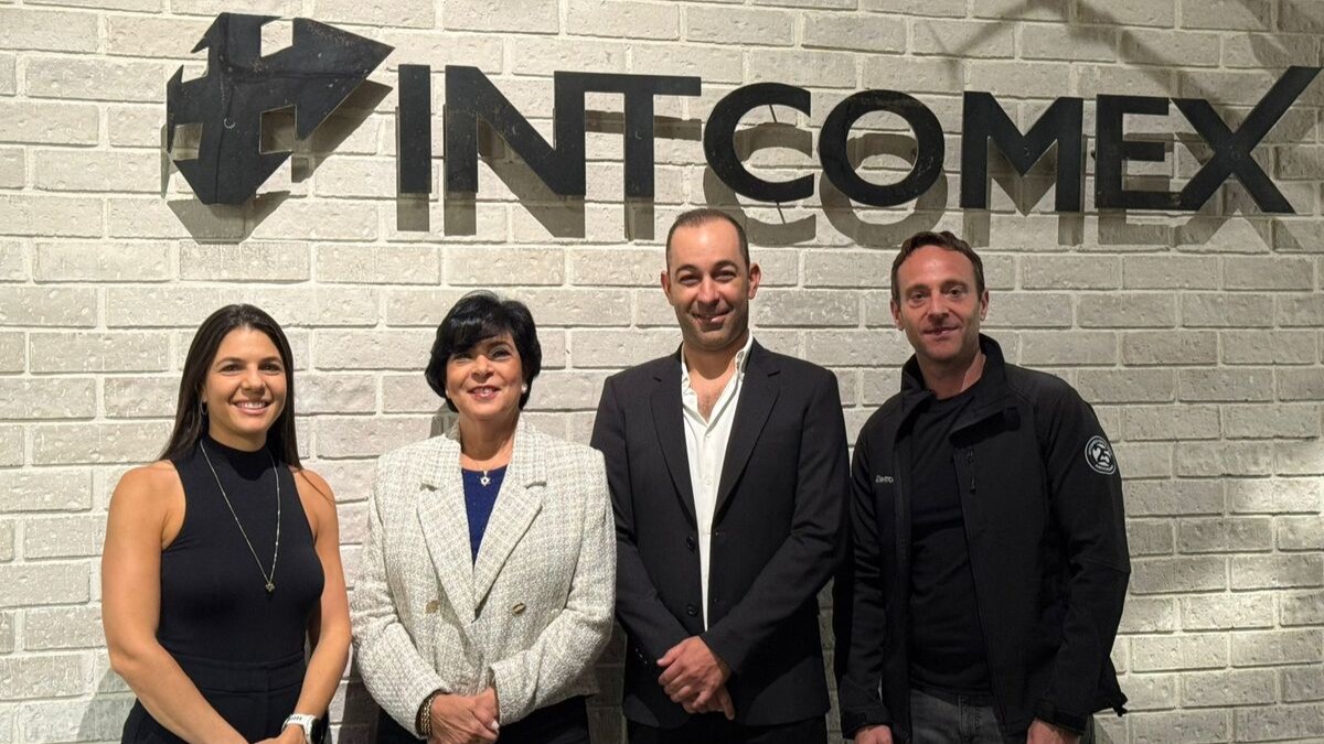 Equipo de Intcomex: Diana Schachtel, gerente de Ventas (Costa Rica); Etty Mizrachi, cofundadora de la filial; Danny Schachtel, COO del grupo Intcomex; y Ariel Engelsztajn, VP Product Strategy & General Manager de Costa Rica.