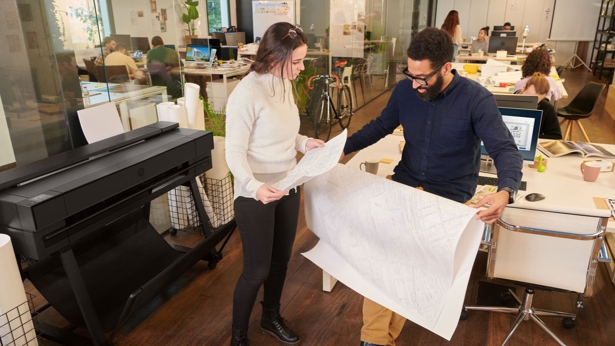 HP presentó la nueva impresora HP DesignJet T870, cuya versatilidad se extiende más allá de AEC hacia sectores como el retail y la educación, donde los equipos híbridos necesitan dispositivos compactos y sostenibles que puedan soportar aplicaciones diversas, adaptándose a entornos de trabajo modernos.