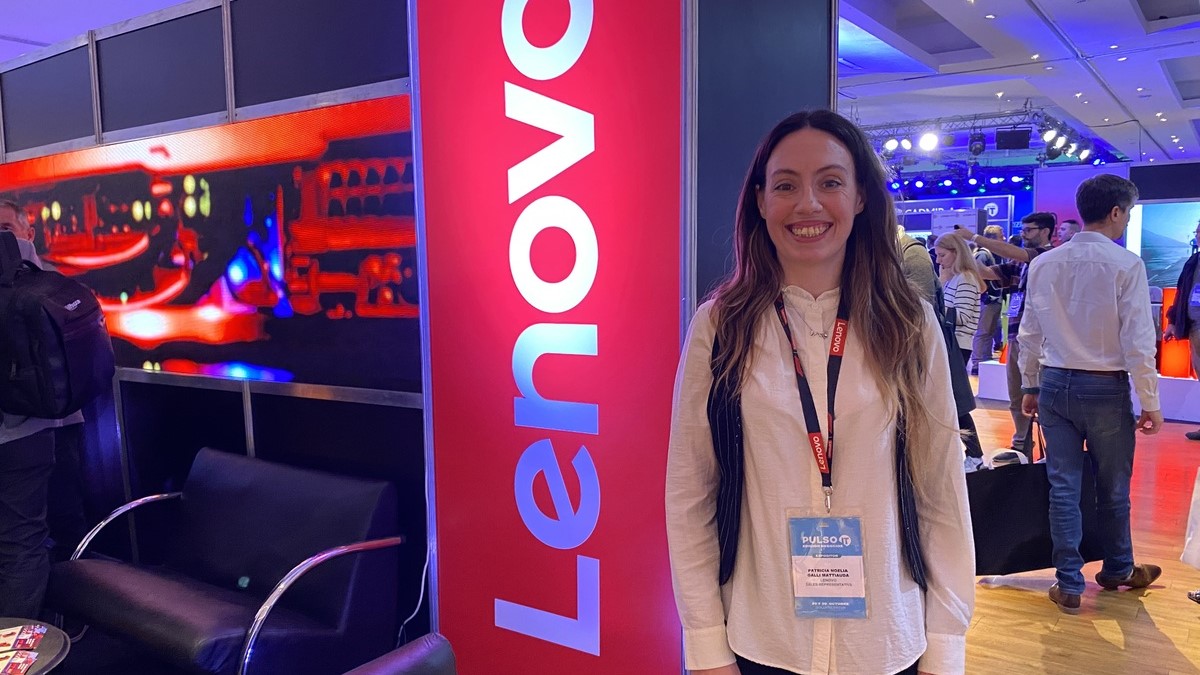 Patricia Galli, gerente de producto para el área de pequeña y mediana empresa en Lenovo en el stand de la marca en Pulso IT Negocios.