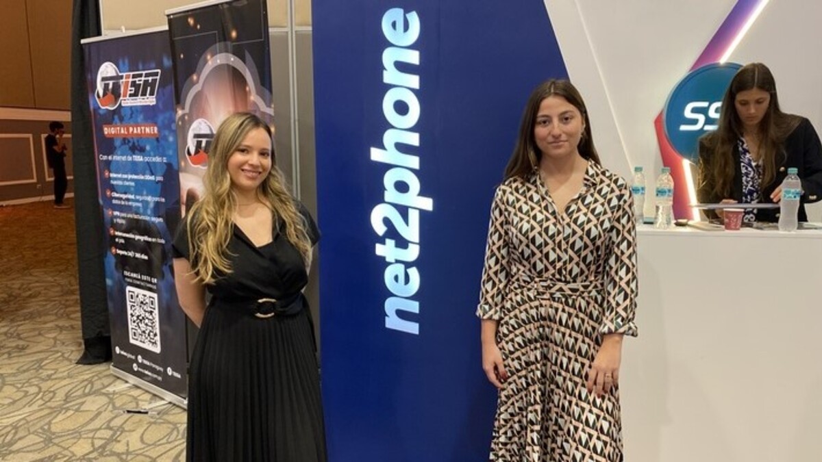 Equipo de Net2Phone en el evento realizado en Asunción: Isabel Pick, Sr. Account Executive; y Catalina Malowany, Account Executive Latam.