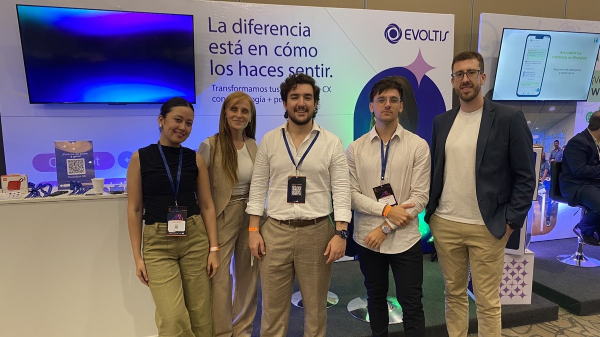 Equipo de Evoltis presente en el CX & Innovation Congress: Lourdes Miranda (Growth Marketing Analyst SSR), Ana Ferrer (Manager CX), Max Bechara (VP), Franco Bússolo (Corporate Account Executive) y Martín Garis (Growth Manager).