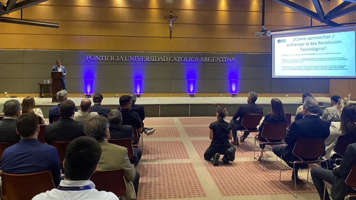 Lesley Robles, director de America Digital, subrayó que Argentina avanza con firmeza hacia la Sexta Revolución Industrial.