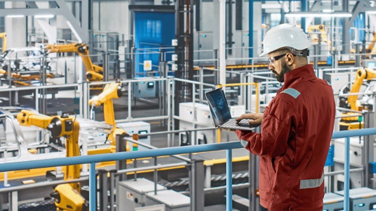 Red Hat apoya esta transformación ofreciendo una plataforma avanzada y estable que simplifica operaciones y mantenimiento. Sus soluciones open source buscan reducir costos, acelerar la salida al mercado e impulsar la innovación con más seguridad.