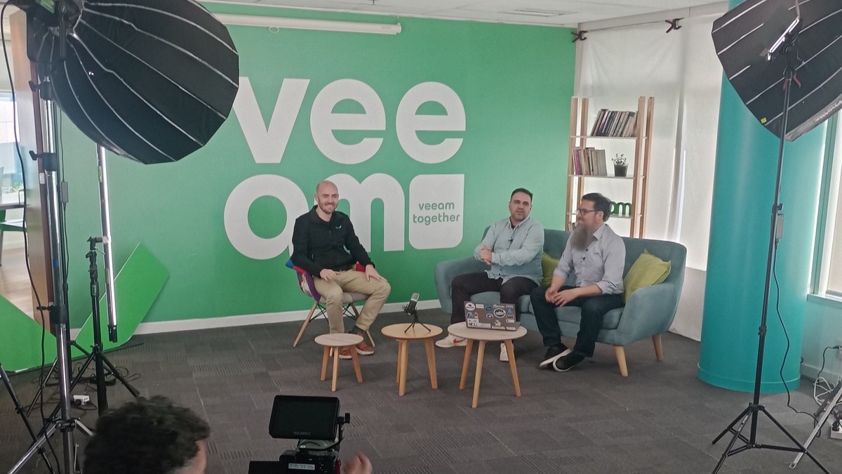 LOL Cast es un contenido de valor ideado por Licencias OnLine que aborda distintos ejes tecnológicos. Dentro de este ciclo, se lanzó una serie especial de tres episodios desarrollados junto a expertos de Veeam para explicar cómo pasar del backup tradicional a una estrategia real de ciberresiliencia con recuperación inmediata y protección de entornos críticos como Kubernetes.