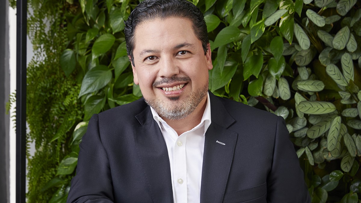 José Alberto Llavot, gerente de Preventa y Desarrollador de Negocios en Schneider Electric para México y Centroamérica, opina sobre por qué el 2026 será un punto de inflexión: la IA empuja a los centros de datos a operar como 'fábricas de inteligencia', con nuevas exigencias de potencia, enfriamiento y gestión.