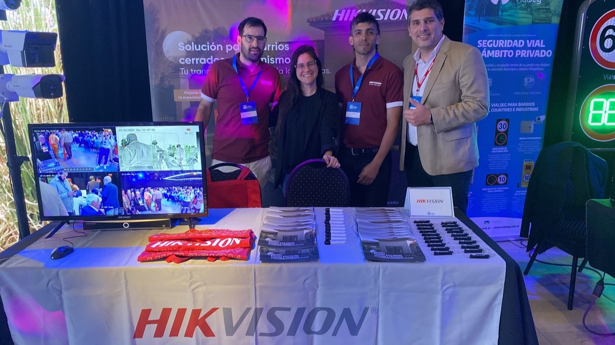 Equipo de Hikvision en el ALAS Talks Countries: Santiago Lovera (Alarm Product Manager), Lucila Carrara (Marketing Specialist), Ariel Donamari y Martín Malvicini (BDM).