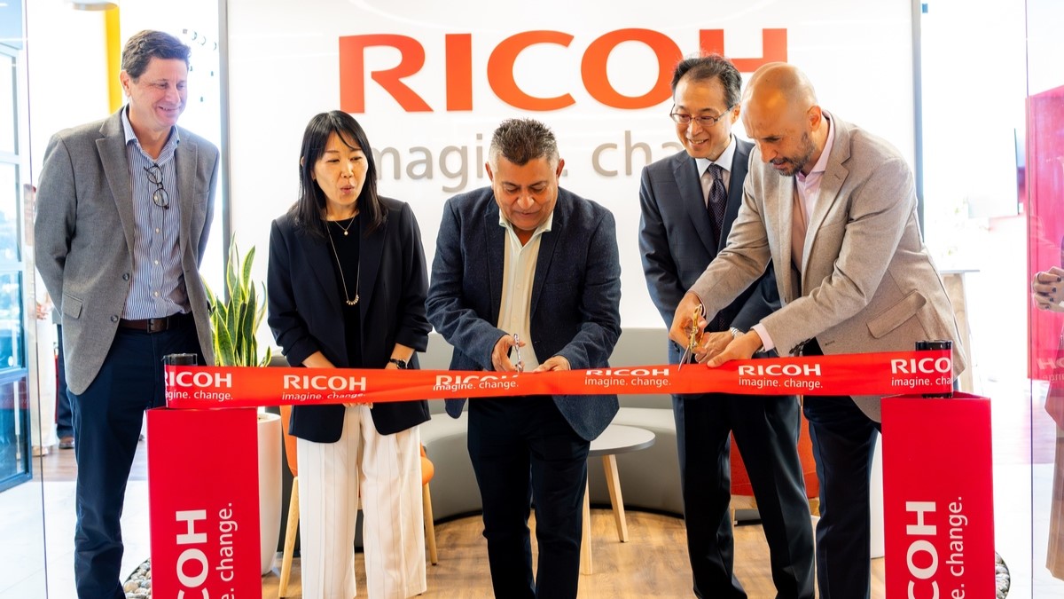 De izquierda a derecha: Hernán Quiros - Managing Director CA&C y Country Manager Ricoh Puerto Rico, MATSUDA Chika - Asesora de Economía y Política Embajada de Japón, Nelson Morales - Country Manager Ricoh El Salvador, MAEDA Shinji - Encargado de Negocios a.i. Embajada de Japón, Diego Imperio - President & CEO Ricoh LATAM.