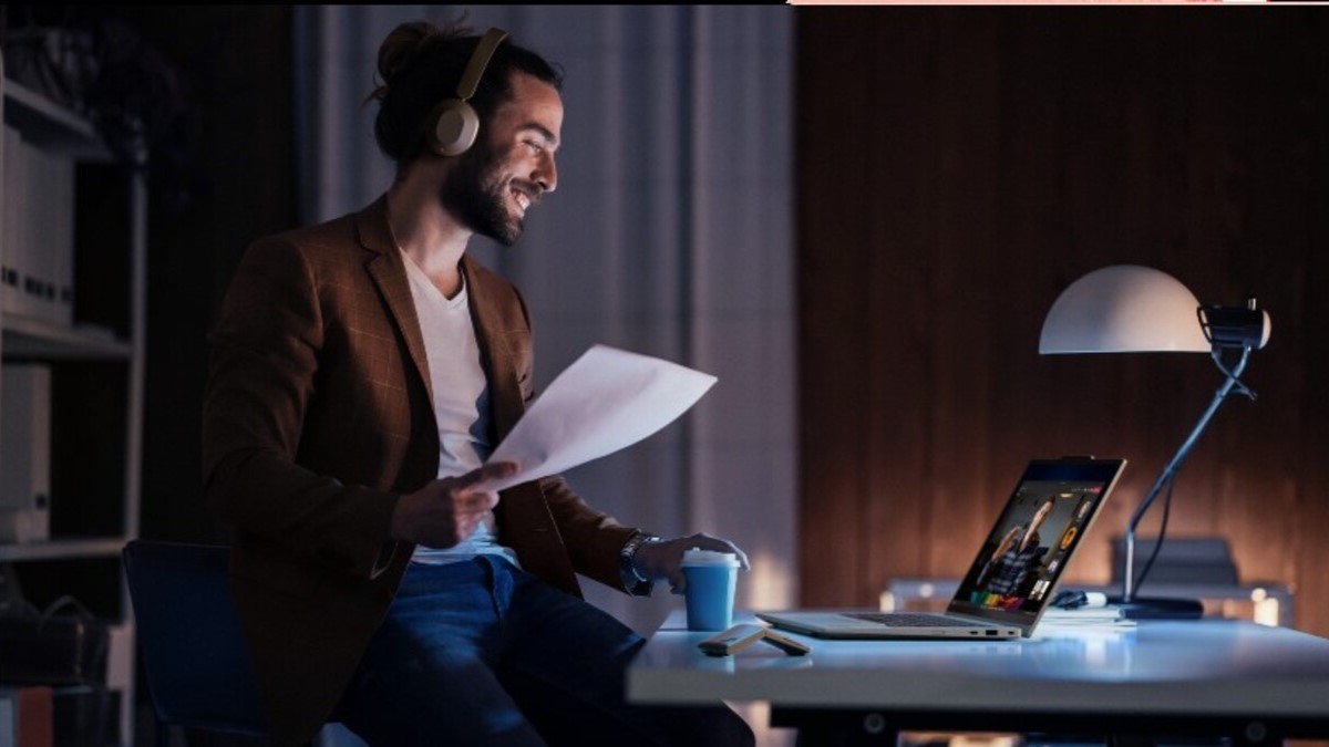 Ofreciendo nuevos dispositivos Windows 11, tanto laptops como desktops, con experiencias de usuario mejoradas, diseñados para alto rendimiento, adaptabilidad y confiabilidad comprobada.