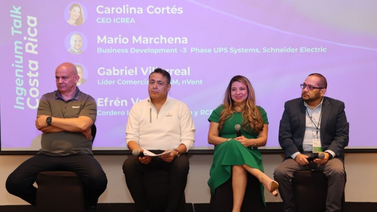 Panel integrado por Efrén Vargas Cordero (Panduit), Gabriel Villarreal (nVent), Carolina Cortés (ICREA) y Mario Marchena (Schneider Electric).