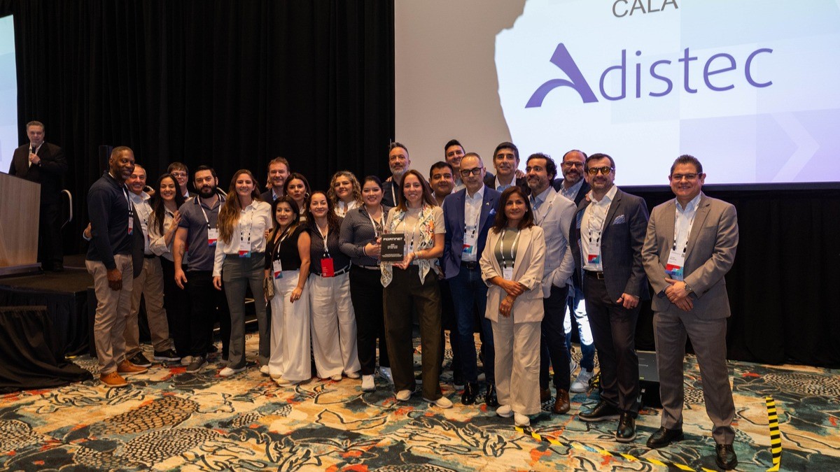 La empresa líder mundial en redes y ciberseguridad premió la dedicación y los logros destacados de sus socios regionales. Imagen: Adistec fue premiada como Distribuidor del año.