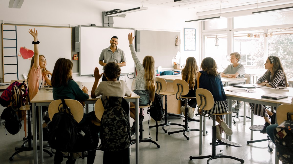 En temporada de regreso a clases, momento clave en el que los entornos de aprendizaje demandan soluciones tecnológicas inteligentes que impulsen la colaboración, fomenten el dinamismo y eleven la experiencia educativa a un nuevo nivel, Epson ofrece soluciones para crear lecciones más inmersivas, interactivas y enriquecedoras. 
