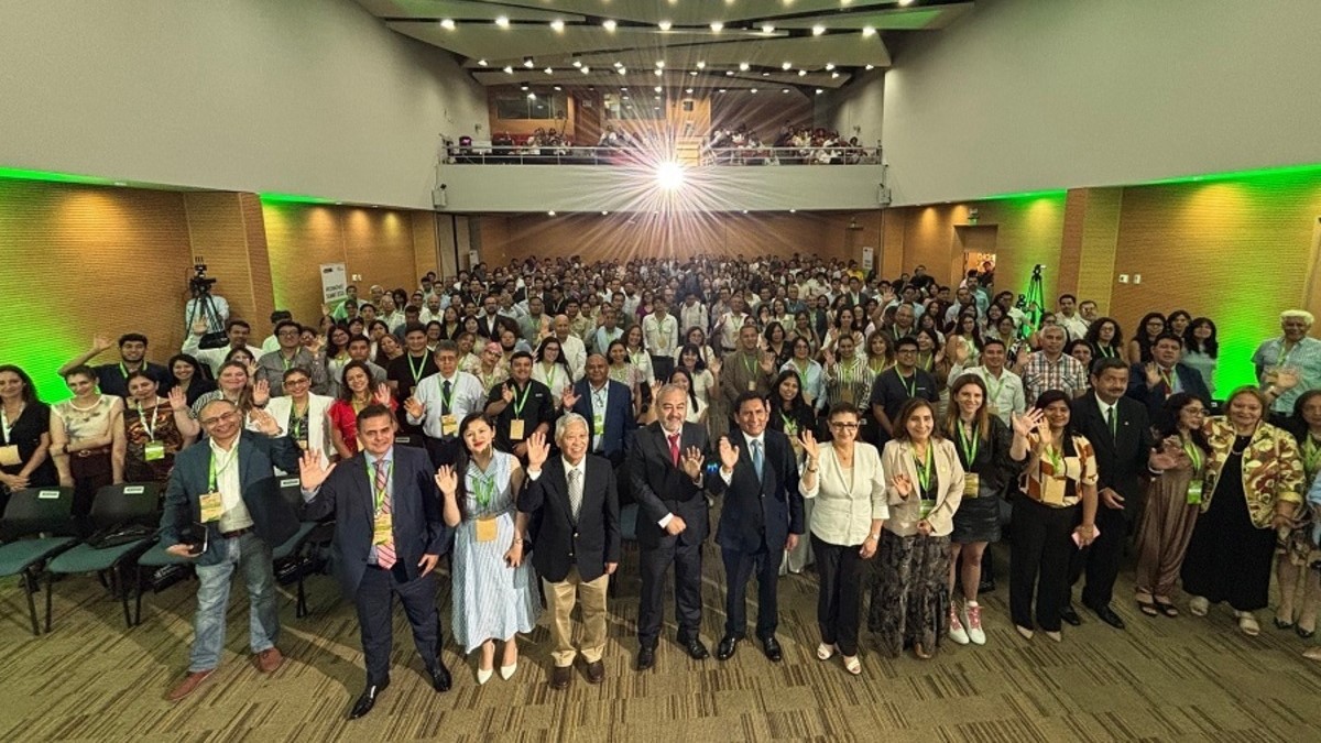 Masiva participación en el Foro, encabezado por el ministro César Quispe, el viceministro Juan Requejo, el presidente del Gremio Pequeña Empresa de la CCL,
Rodolfo Ojeda, su vicepresidente, Lizardo Mejía, y el director Alejandro Afuso Higa, entre otros.