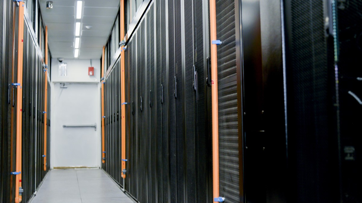 La inversión en infraestructura digital refleja una confianza estratégica en el desarrollo tecnológico del país. Ilkari, multinacional irlandesa, eligió a Colombia como sede para su primer hub de infraestructura digital soberana en Latinoamérica, posicionando al país como un centro regional para operaciones críticas y reguladas.