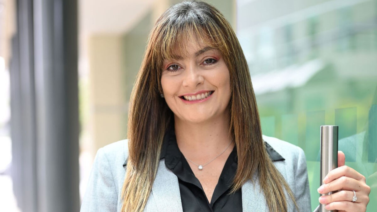 María José Bazo, presidenta del Clúster de Schneider Electric en Centroamérica, opina sobre cómo la regulación ESG puede convertirse en una ventaja competitiva para las empresas, en lugar de verse únicamente como una carga.