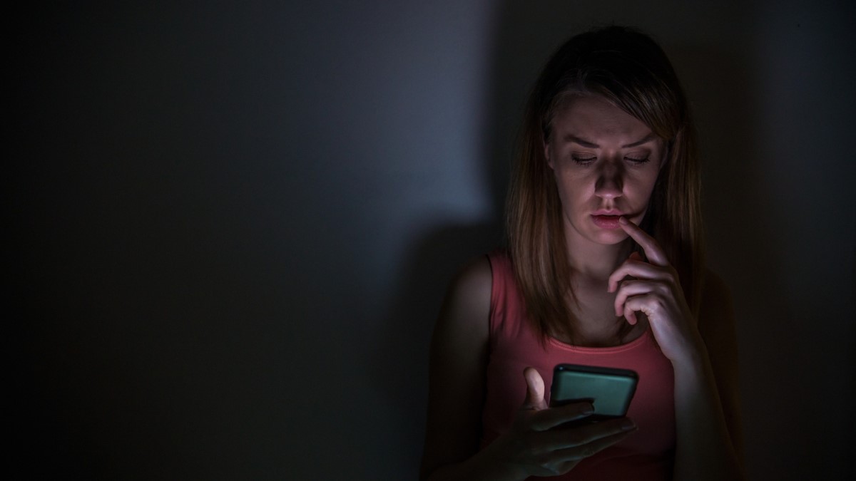 Un estudio de la compañía advierte que el uso de aplicaciones espía sin consentimiento se está convirtiendo en una forma creciente de vigilancia digital dentro de las relaciones.