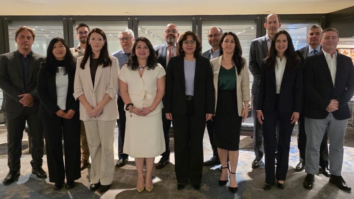 En la foto (de izquierda a derecha): Felipe Queiroz, LATAM Technology Director - SENKO ; Celia Castillo, Equipo Regulatorio - Telmex; Romina Décima Cánovas, Coordinadora de Asuntos Regulatorios y Públicos - FBA ; Elizabeth Sosa Hernandez, Directora - PROMTEL; Norma Solano Rodríguez, Presidente - CRT Comisión Reguladora de Telecomunicaciones; Edna Preuss, Directora de Asuntos de la Industria - FBA LATAM; Carla Ibinarriaga, LATAM Marketing Director - CommScope; Diego Deruvo, LATAM Innovation and Connectivity Director - Personal Argentina; José Juan Bracamontes, Titular de la unidad de Promoción de inversiones y Desarrollo - PROMTEL; Jorge Vergara, Subdirector de Ingeniería y Desarrollo Tecnológico- TELMEX;  Juan Carlos Hernández, Gerente de Enlace Institucional - Megacable; Ricardo Castañeda, Director General de Política Regulatoria - CRT Comisión Reguladora de Telecomunicaciones; Christian Steube, LATAM Public Relations Director - EXFO; Miguel Santa Ana, Embajador FBA, Sales Manager LA - Corning.