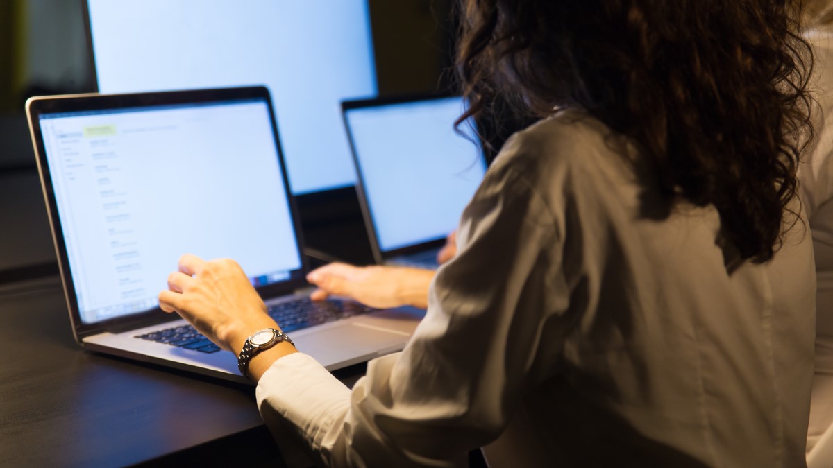 El crecimiento de plataformas digitales y dispositivos conectados expande la superficie de riesgo en los campus. El sector educativo se encuentra entre los más atacados a nivel global, lo que exige reforzar la vigilancia digital y la detección temprana de amenazas.