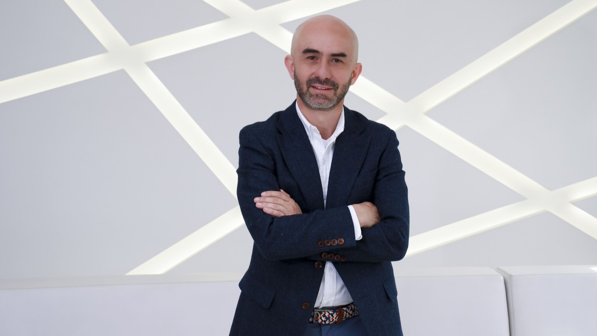 Alberto Saavedra, director de alianzas estratégicas. La entrada del integrador colombiano número uno a Panamá en 2026, marca un hito dentro de ese plan. Desde allí, Controles Empresariales proyecta atender mercados clave de Centroamérica y el Caribe, aprovechando la posición geográfica del país y su relevancia como centro logístico y financiero.