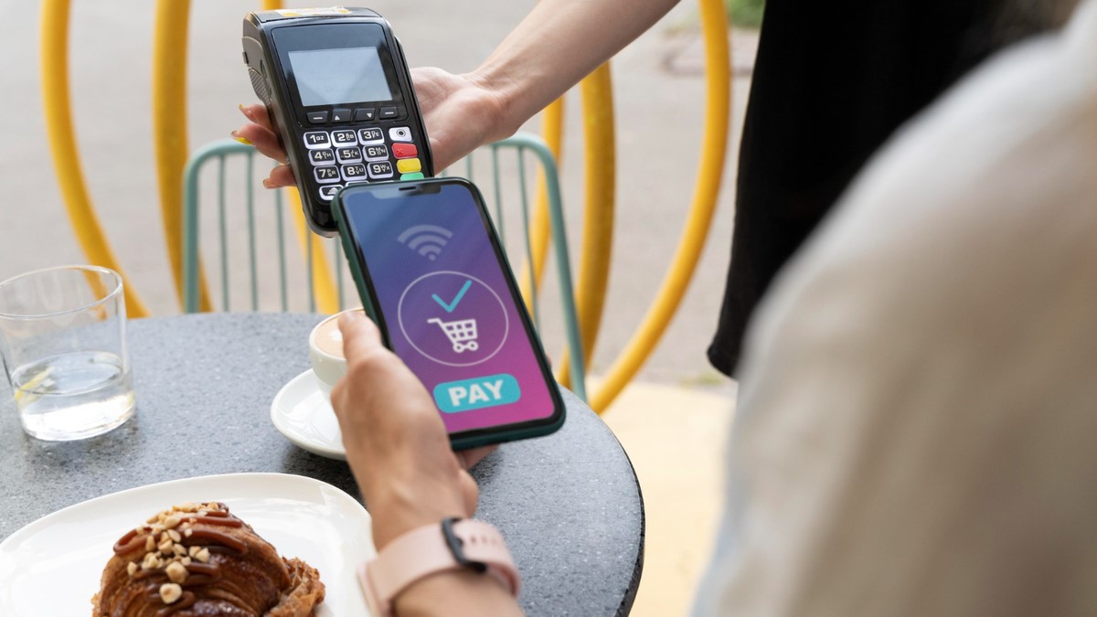 El equipo de ESET detectó una campaña que troyaniza la aplicación HandyPay de Android, que permite a los atacantes transferir datos NFC desde la tarjeta de la víctima hacia su dispositivo y realizar así extracciones en cajeros automáticos sin contacto y pagos no autorizados.