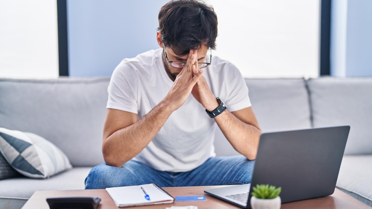 ESET informa que los ciberdelincuentes están utilizando listas de víctimas previas para ofrecer falsos servicios de recuperación de dinero. Con promesas de reembolsos garantizados y tácticas de ingeniería social, esta red de engaños generó pérdidas millonarias el año pasado al explotar la desesperación de los usuarios por recuperar sus fondos.