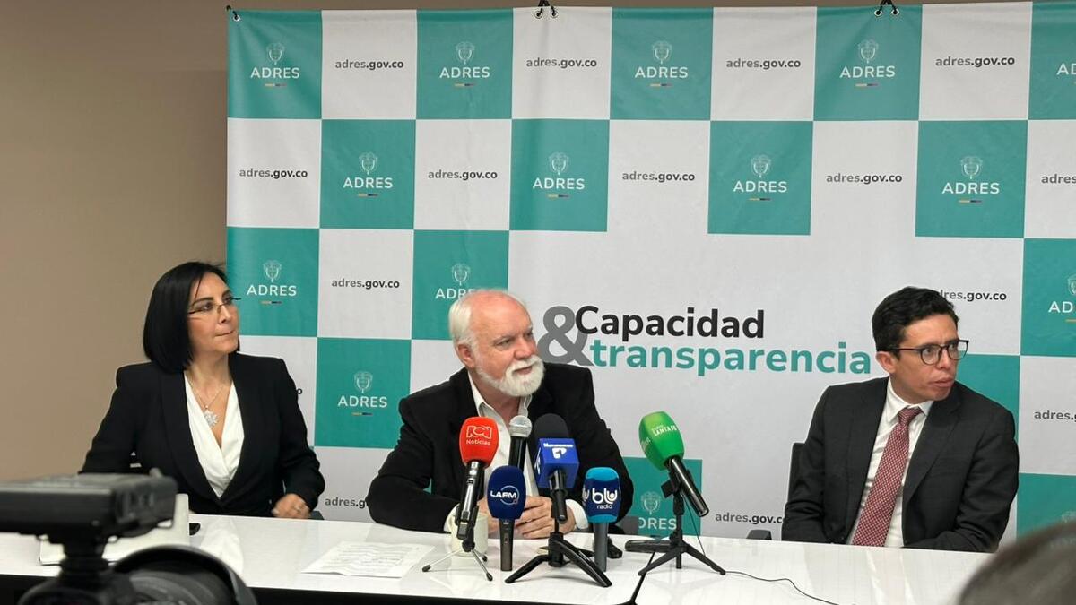 Karla Wong, líder de educación y sector público de AWS para el norte de América Latina y el Caribe junto con Félix León Martínez, director de la ADRES; y Andrés Barrantes Bernal, líder regional de Blend360 para el Norte.