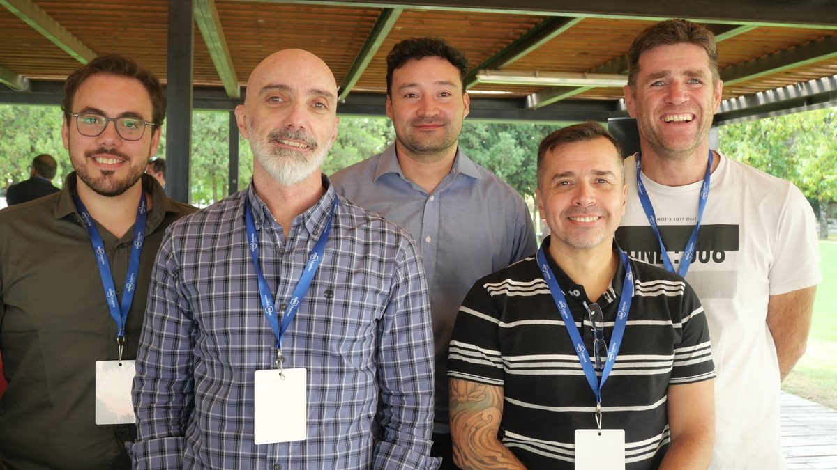 Parte del nutrido equipo de power & cooling y datacenter de Claro en el evento: Nicolás Santiano, Javier Castellano, Diego Velandia, David Ferradas y Claudio Colussi. La telco tuvo casi una decena de ‘buyers’ presentes

