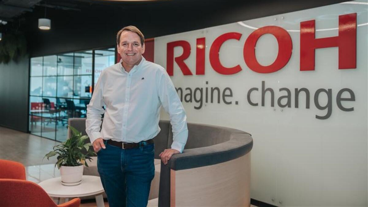 Patricio Fernández (Country Manager de Ricoh Chile) aborda un cambio que se está viendo en la región: las organizaciones ya cuentan con herramientas, pero operan en silos que limitan la colaboración, la seguridad y la automatización.
