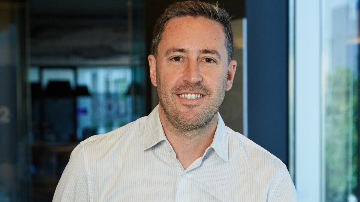 Sebastián Feldberg, director ejecutivo de Industry X de Accenture Argentina, advierte que el talento humano no desaparece en la fábrica del futuro, sino que se vuelve más estratégico, con roles orientados a la supervisión, la optimización y la toma de decisiones basada en datos y sistemas inteligentes.