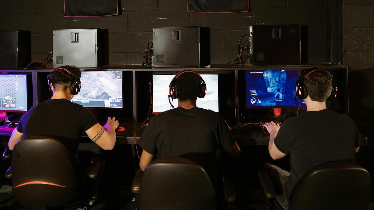 Según un estudio de Kaspersky, casi la mitad de las organizaciones de la región planea implementar estos centros, llamados SOC, para fortalecer su capacidad de detección y respuesta frente a las amenazas actuales.