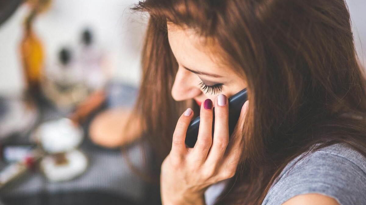 Los delincuentes apelan a la urgencia y la confianza para manipular a las víctimas y concretar fraudes mediante llamadas.