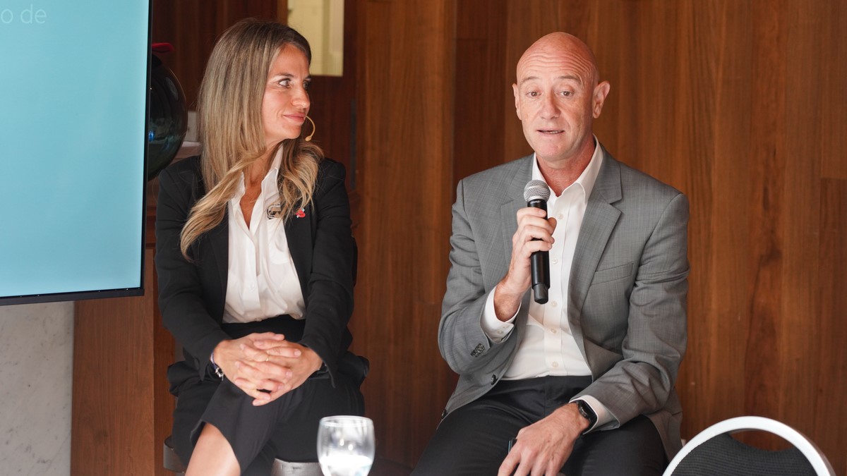 Victoria Martínez Suárez, Gerente de plataformas de IA para Latinoamérica en Red Hat, junto a Manuel Picallo, Partner Sales Manager para Argentina en Red Hat.