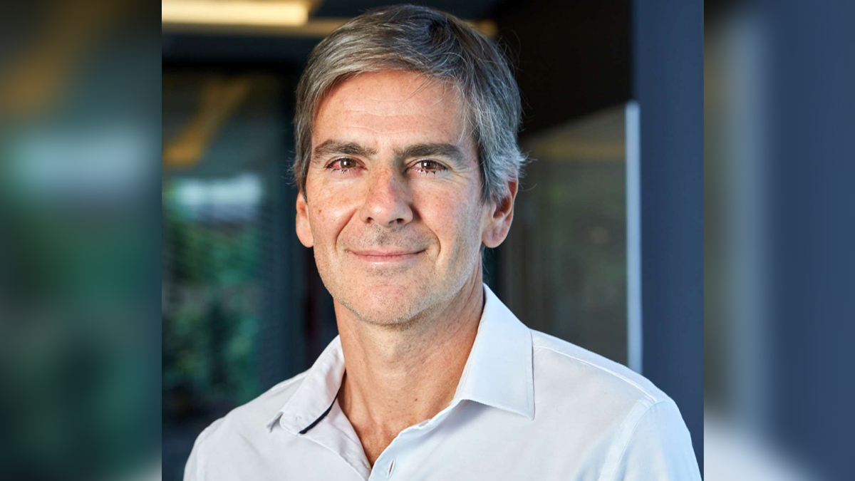 Diego Yanni, director ejecutivo y líder de Strategy & Consulting para Accenture Sudamérica Hispana,  destaca que la formación académica es solo el punto de partida, pero la verdadera diferenciación del liderazgo moderno radica en la especialización, la experiencia práctica y la audacia para tomar decisiones en contextos donde la información es imperfecta y el tiempo apremia, primando la capacidad de avanzar y corregir sobre la búsqueda de la perfección inalcanzable..