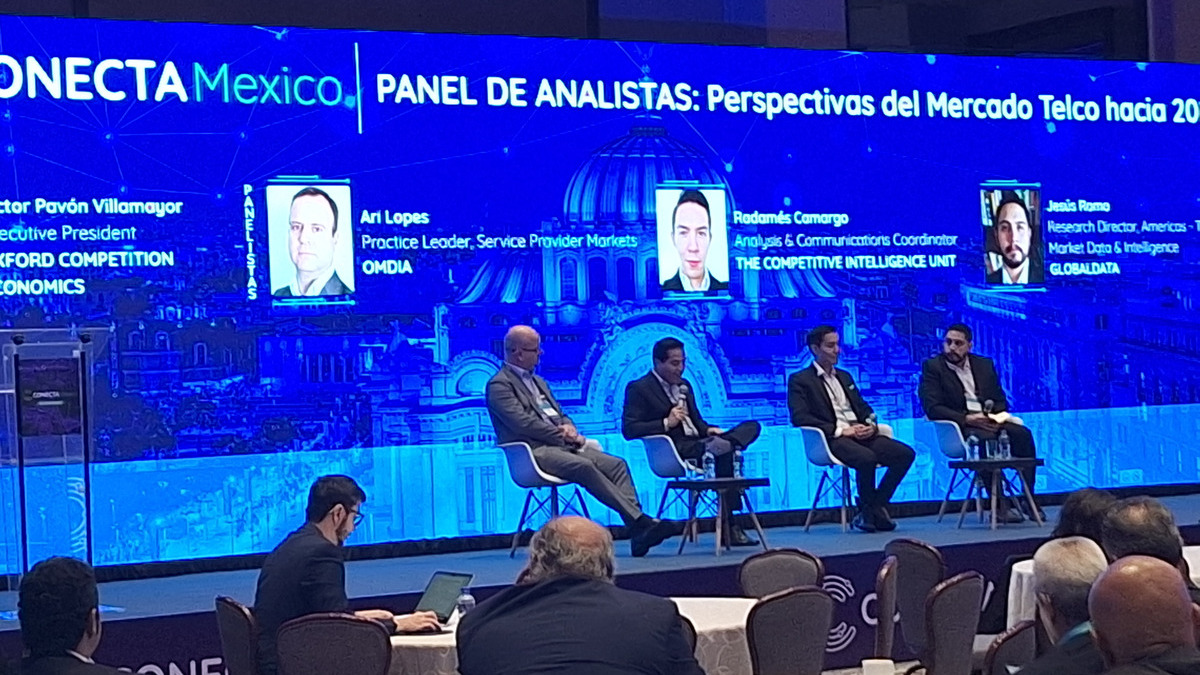 Ari Lopes, Practice Leader Service Provider Markets de Omdia; Jesús Romo, Research Director Telecoms Market Data & Intelligence de GlobalData; y Radamés Camargo, Coordinador de Análisis y Comunicación de The Competitive Intelligence Unit, en el panel 'Perspectivas del mercado telco hacia 20 años' de Conecta México 2026, analizando la evolución y desafíos del sector.