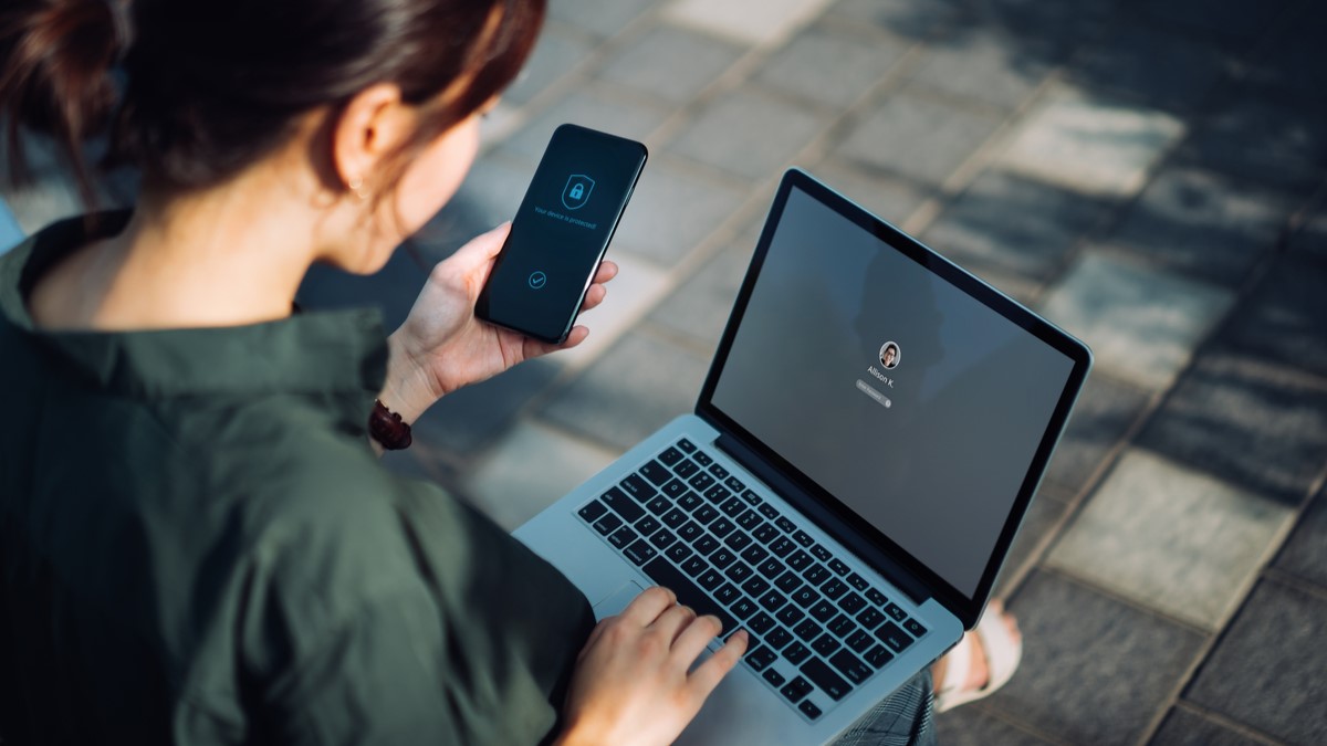 El análisis del caso Mythos, presentado por PwC Colombia y Palo Alto Networks, revela cómo los modelos avanzados de inteligencia artificial logran detectar y explotar en minutos vulnerabilidades ocultas por décadas, transformando la velocidad de los ciberataques y obligando a las organizaciones a automatizar urgentemente su defensa.