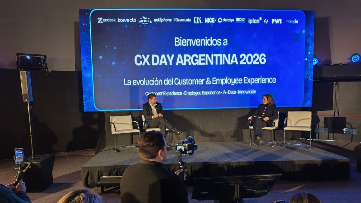 Apertura del CX Day con Yamil Santoro, CEO del Parque de la Innovación del Gobierno de la Ciudad de Buenos Aires junto con la conductora del evento Carolina Smart, directora de Experiencia de Ipsos Argentina.