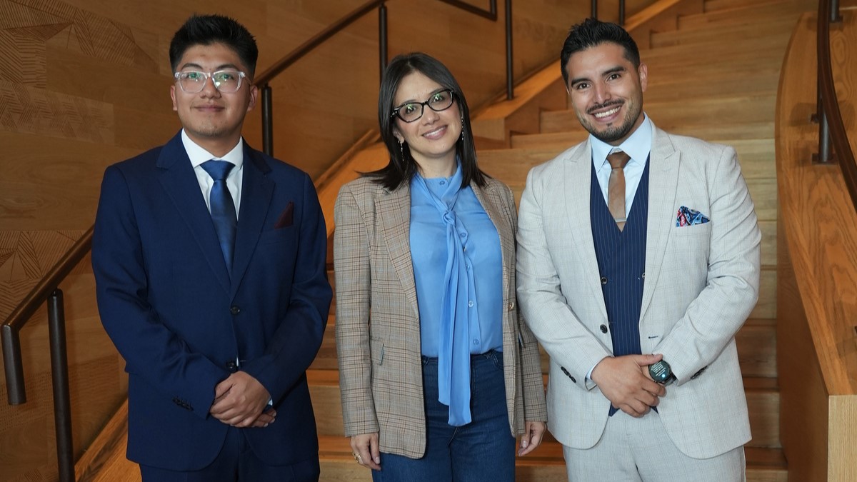 Juan Pablo Moya, Technical Presale en Licencias OnLine junto a Pamela Velasco, Enterprise Account Manager en Kaspersky; y Alexis Bazán, Product Manager en Licencias OnLine.