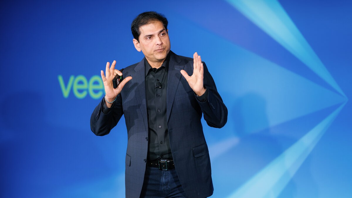 Rehan Jalil, presidente de Productos y Tecnología de Veeam. •	Como parte de la nueva plataforma Veeam DataAI™ Command, este nuevo complemento de Veeam, impulsado por Veeam DataAI Command Graph, unifica el contexto de datos y la recuperación para que las empresas puedan gestionar, respaldar y conservar datos de forma más inteligente, responder con mayor rapidez y restaurar solo lo afectado.