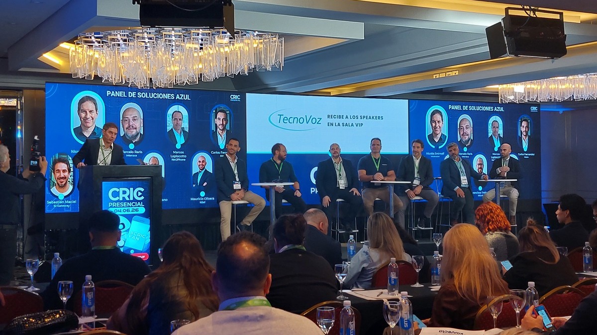 'Panel de Soluciones Azul'. Nicolás Smirnoff, Director de Prensario, moderó el debate junto a Mauricio Méndez Aburto, Director regional de Bright Pattern; Carlos Fernández, Country Manager de Masiv; Francisco Troiano, CEO de Mitrol; Marcelo Raris, CEO de Interaxa; Marcos Lapacette, Country Manager de Net2Phone Argentina; Sebastián Maciel, CEO de S1 Gateway; y Mauricio Olivera, Regional Sales Director de Isebel.
