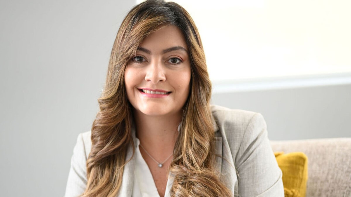 María José Bazo, presidenta del clúster de Centroamérica de Schneider Electric, opina sobre la importancia de las normas técnicas eléctricas como NEC 2020, IEC, UL y NEMA para prevenir incendios, proteger infraestructura crítica y garantizar continuidad operativa.