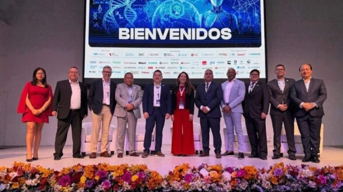 Bienvenida a los delegados de las Asociaciones Nacionales de Data Center de Latinoamérica que participaron en las dos reuniones de integración: Marco Holguin (Perú-DC) Perú; Edwin Tello (ACOLDC) Colombia; João Xavier, (ABDC) Brasil; Giovani King (Caribbean Datacenter Association); Natalia López (Chile Data Centers) Chile.